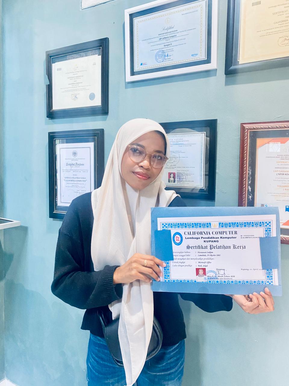 Dokumentasi Penerimaan Sertifikat HASNAWATI SUKLAM