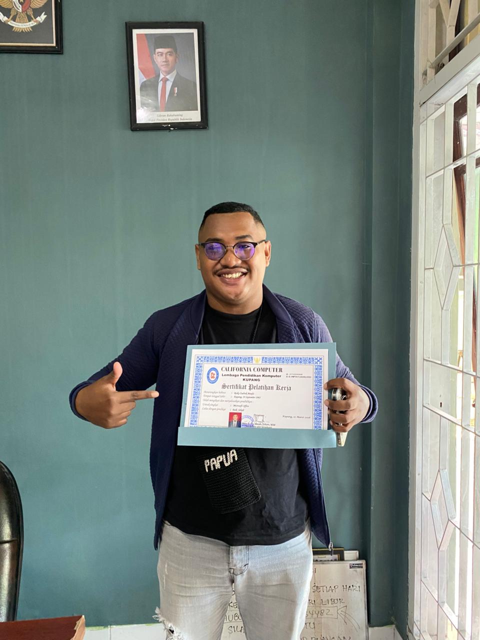 Dokumentasi Penerimaan Sertifikat RISKY ZADRAK MAUFA 