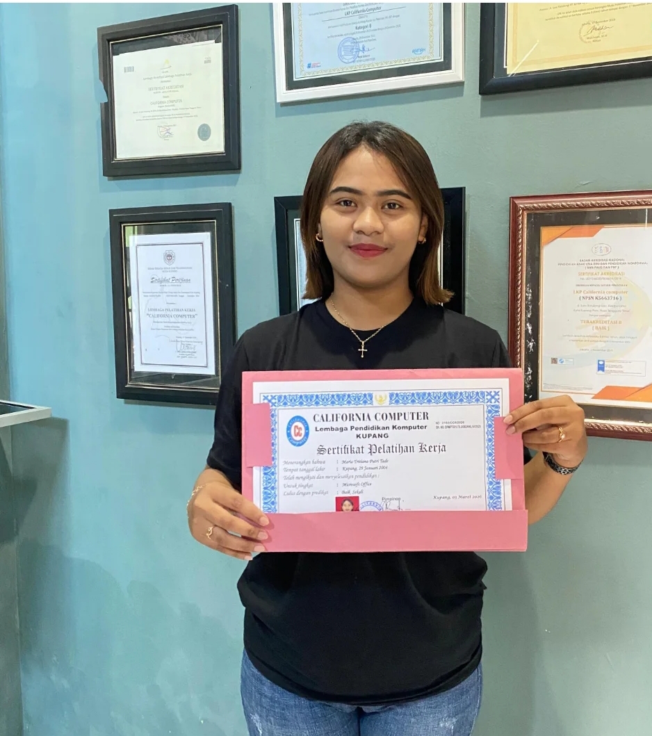 Dokumentasi Penerimaan Sertifikat MARIA TRITIANA PUTRI TADE 