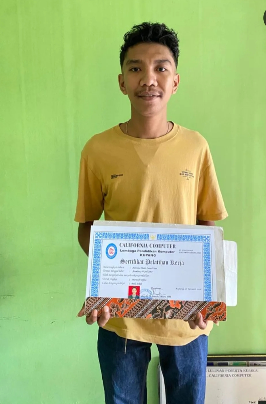 Dokumentasi Penerimaan Sertifikat ANTONIUS MADO LAMA URAN