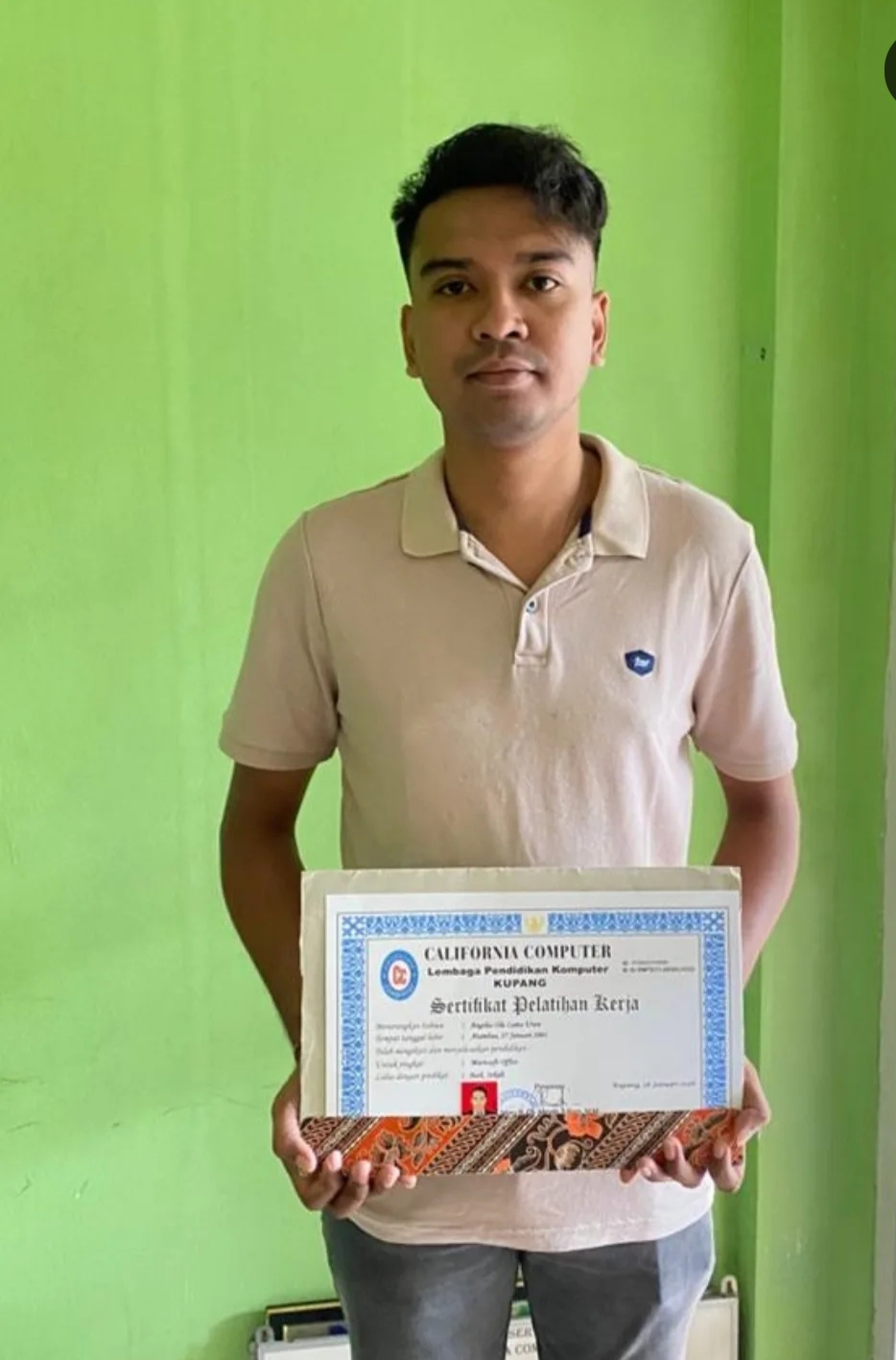 Dokumentasi Penerimaan Sertifikat ANGELUS OLA LAMA URAN